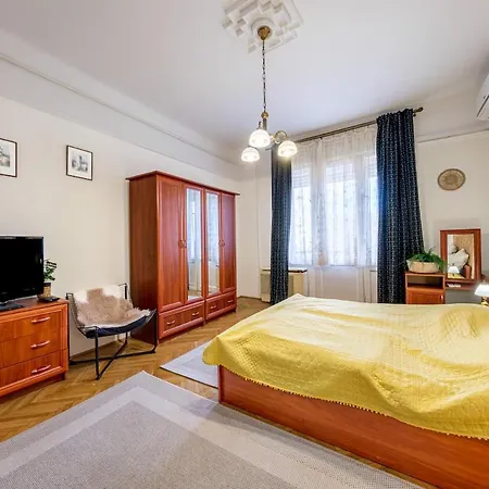 Balzac 2 - With Ac Apartment *